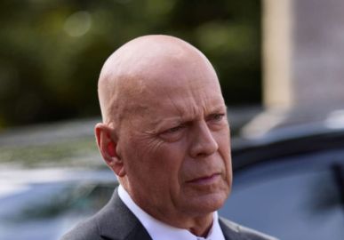 Esposa de Bruce Willis se revolta ao ver manchetes dizendo que não existe mais alegria na vida do ator: <i>Está longe de ser verdade</i>
