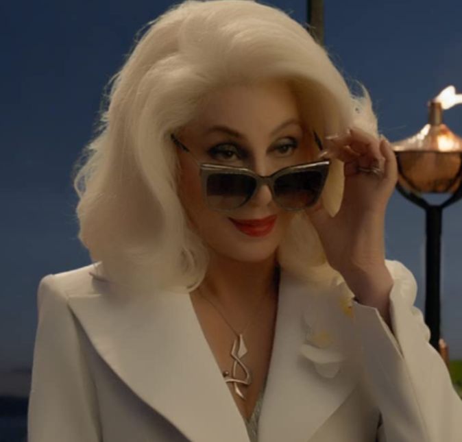 E olha só quem foi acusada de plágio: Cher! Mas calma, não tem nada a ver com músicas da diva, e sim com a fonte tipográfica usada na capa do álbum Closer to the Truth, lançado em 2013. Segundo o jornal Daily Mail, o designer gráfico Moshik Nadav entrou com um processo contra a cantora, exigindo uma indenização de cinco milhões de dólares, algo equivalente a 16 milhões de reais, por ter usado a fonte criada por ele sem sua autorização.
