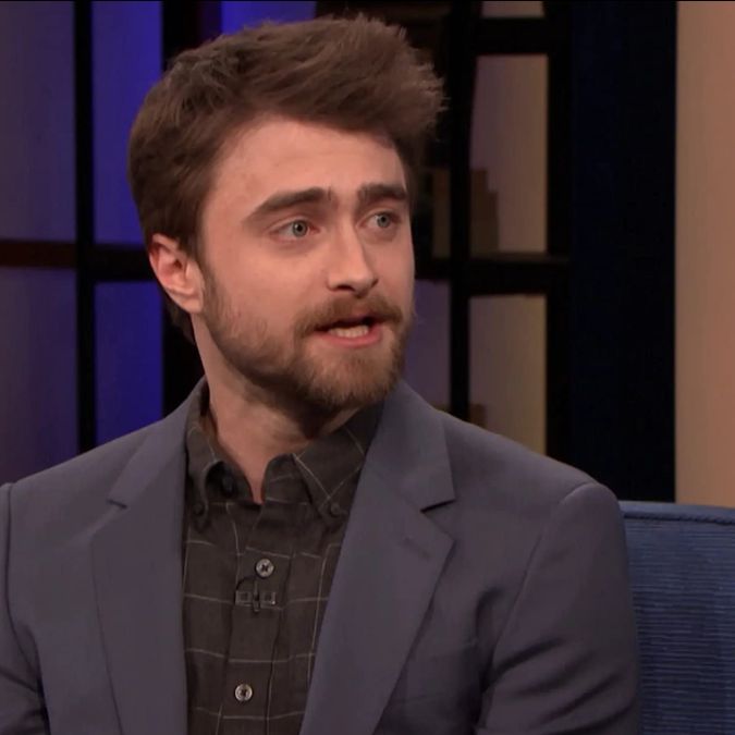 Papai do ano! Daniel Radcliffe é flagrado em passeio com primeiro filho