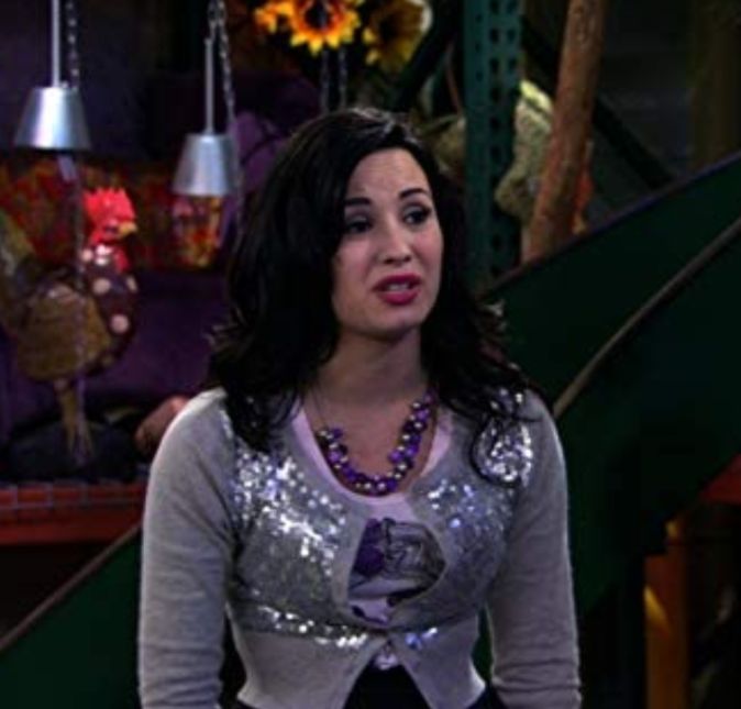 Ops! Parece que nada poderia parar o trajetória de Demi Lovato... Até agora. Segundo o TMZ, a cantora está sendo acusada de ter plagiado a música Infinity Guitars do grupo Sleigh Bells. A canção foi lançada em 2010, e considerada pela Rolling Stones um dos melhores hits do ano. Os integrantes da banda afirmam que a música Stars, de Demi Lovato, lançada em seu álbum de sucesso Confident, tem a combinação do bumbo e palmas, e o tempo idêntico ao do hit lançado em 2010. Os Sleigh Bells, então, entrarão com um recurso para ganhar em cima da música de Demi. Ai, ai, ai!