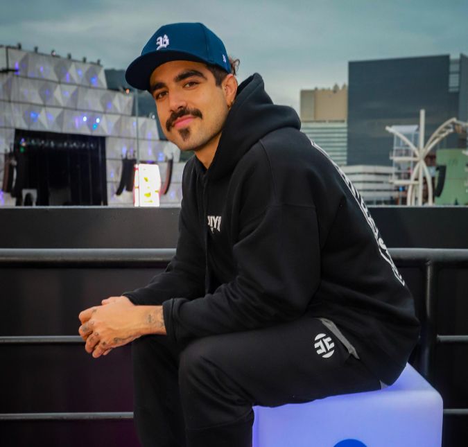 Amor de carnaval? O ator Caio Castro curtiu a Bahia na companhia da cantora