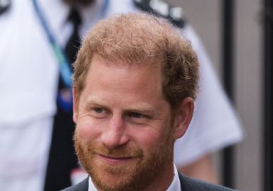 Príncipe Harry estaria desesperado para se acertar com o pai antes da coroação, afirma jornal