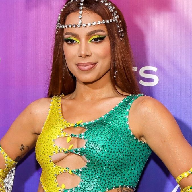Anitta abusa de decote e dispensa sutiã em <i>look</i> de evento em Nova York