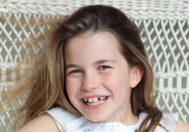 Família real divulga clique encantador da princesa Charlotte sorridente