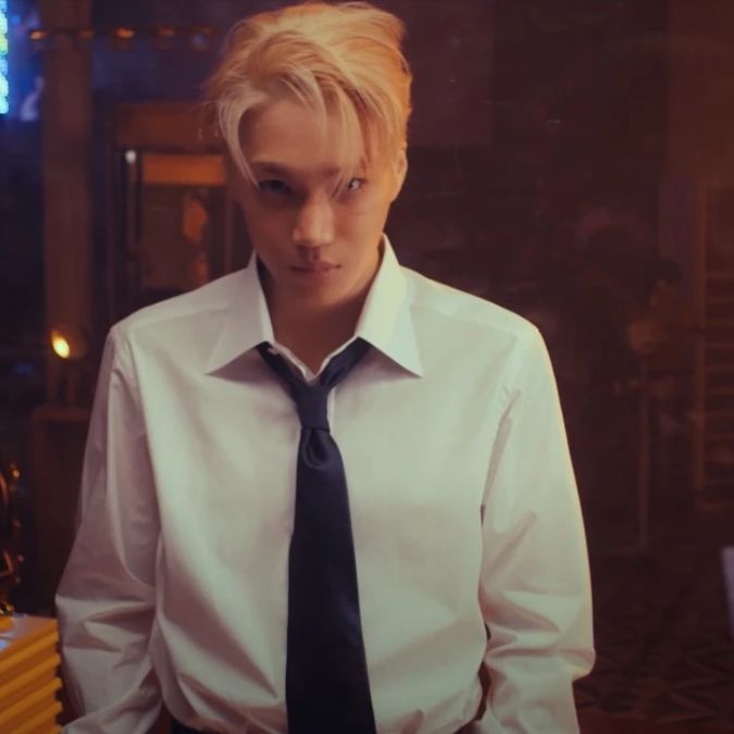 Kai, membro do grupo de <i>K-Pop EXO</i>, anuncia data de alistamento e chora durante <i>live</i>