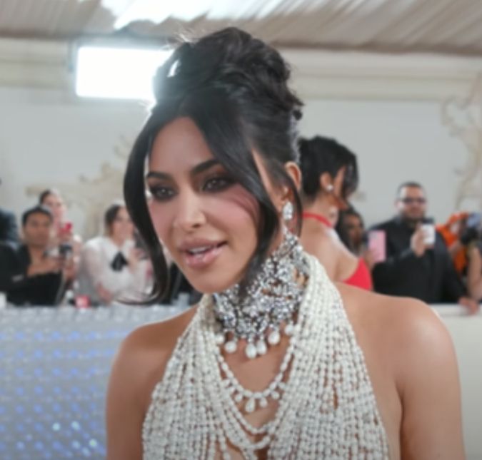 Kim Kardashian revela que está fazendo aulas de atuação para papel em série A empresária faz parte do elenco de American Horror Story