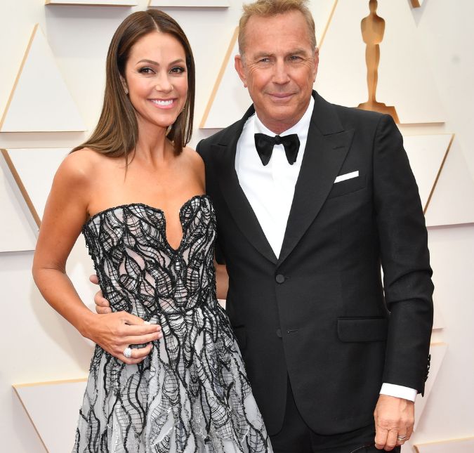 Ex-esposa de Kevin Costner teria surpreendido ator com pedido de divórcio e precisa deixar casa da família