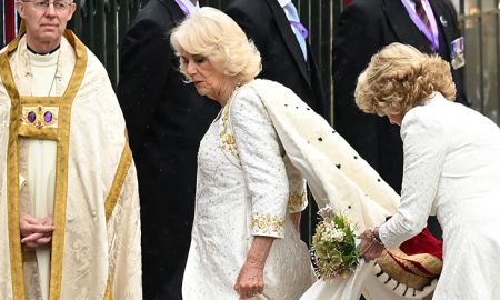 Rainha Camilla passa perrengue em coroação e precisa de ajuda para não sujar vestido (e com a coroa!)