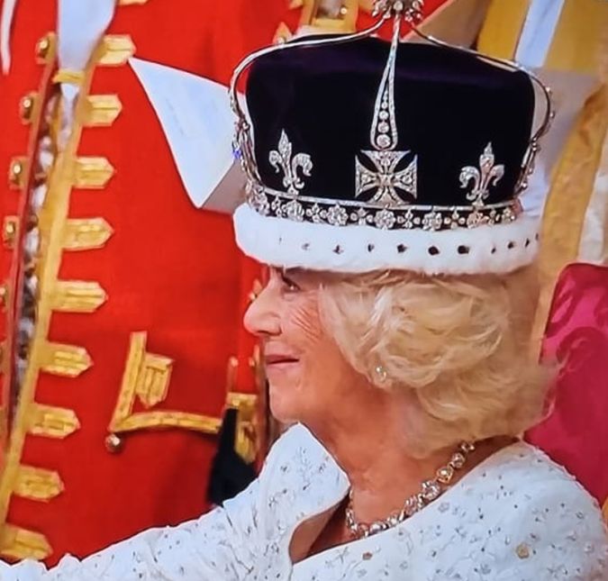 Coroada! Após a coroação do Rei Charles III foi a vez da Rainha Camilla. Em uma versão mais enxuta da cerimônia, ela foi oficialmente coroada rainha do Reino Unido com a coroa da rainha Mary, esposa do rei George V, em 1911. Coroada! Após a coroação do Rei Charles III foi a vez da Rainha Camilla. Em uma versão mais enxuta da cerimônia, ela foi oficialmente coroada rainha do Reino Unido com a coroa da rainha Mary, esposa do rei George V, em 1911.