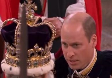 Durante coroação, Príncipe William beija Rei Charles III e monarca murmura: <i>Obrigado, William</i>