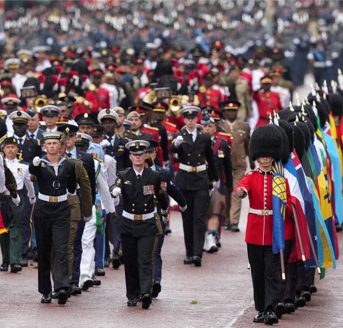 Tensão! Funcionários reais desmaiam durante coroação do Rei Charles III O marinheiro real e o porta bandeira apagaram durante o grande evento, que aconteceu neste sábado, dia 6