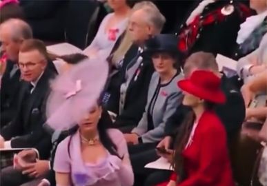 Katy Perry fica perdida em coroação de Rei Charles III e viraliza, assista!