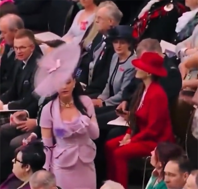 Katy Perry fica perdida em coroação de Rei Charles III e viraliza, assista!