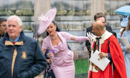 Katy Perry quase leva tombo ao deixar Abadia de Westminster após coroação de Rei Charles III e brinca nas redes sociais