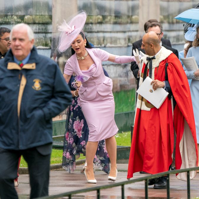 Katy Perry quase leva tombo ao deixar Abadia de Westminster após coroação de Rei Charles III e brinca nas redes sociais