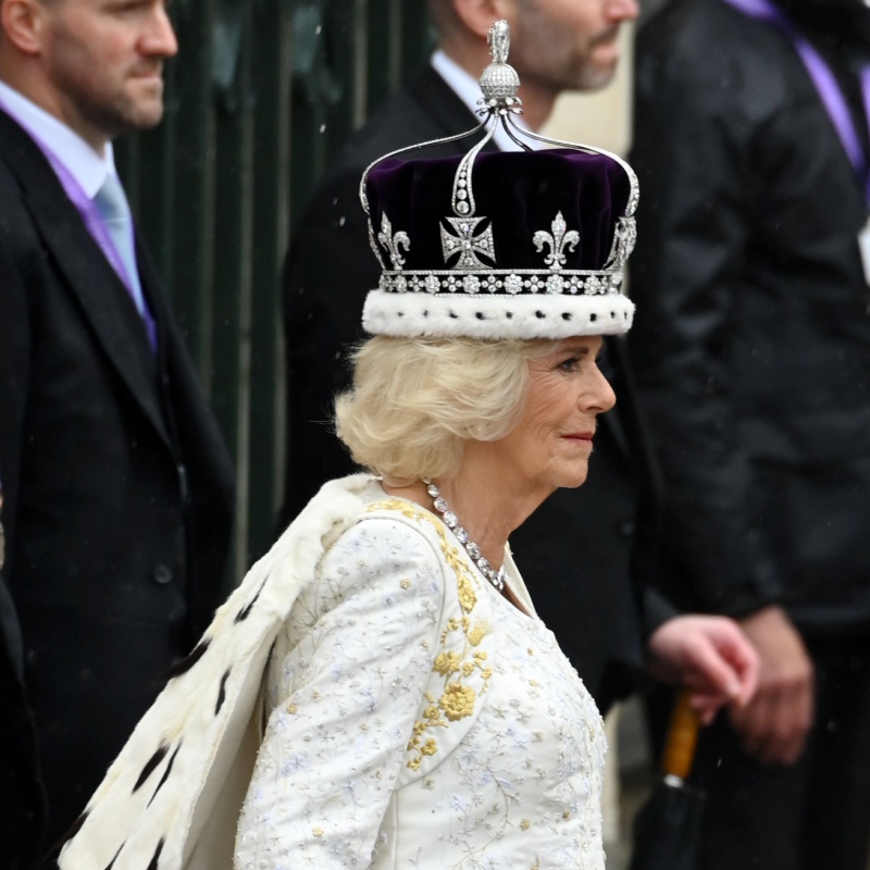 Rainha Camilla usa coroa de 1911, mas jóia é modificada para retirar diamante controverso