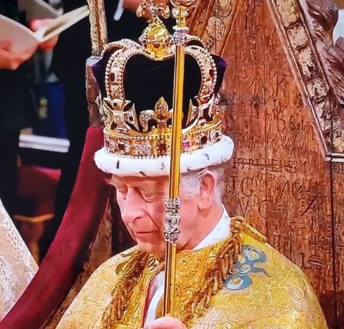 Oficialmente coroado! Antes de coroar o Rei Charles III, o arcebispo abençoou o rei : - Rei dos reis e Senhor dos senhores, abençoai, nós vos rogamos, esta Coroa, e assim santificai vosso servo Charles, sobre cuja cabeça hoje a colocais como um sinal de majestade real, para que ele seja coroado com vosso gracioso favor e cheio de graça abundante e todas as virtudes principescas; por meio daquele que vive e reina supremo sobre todas as coisas, um Deus, mundo sem fim. Amém Oficialmente coroado! Antes de coroar o Rei Charles III, o arcebispo abençoou o rei : - Rei dos reis e Senhor dos senhores, abençoai, nós vos rogamos, esta Coroa, e assim santificai vosso servo Charles, sobre cuja cabeça hoje a colocais como um sinal de majestade real, para que ele seja coroado com vosso gracioso favor e cheio de graça abundante e todas as virtudes principescas; por meio daquele que vive e reina supremo sobre todas as coisas, um Deus, mundo sem fim. Amém