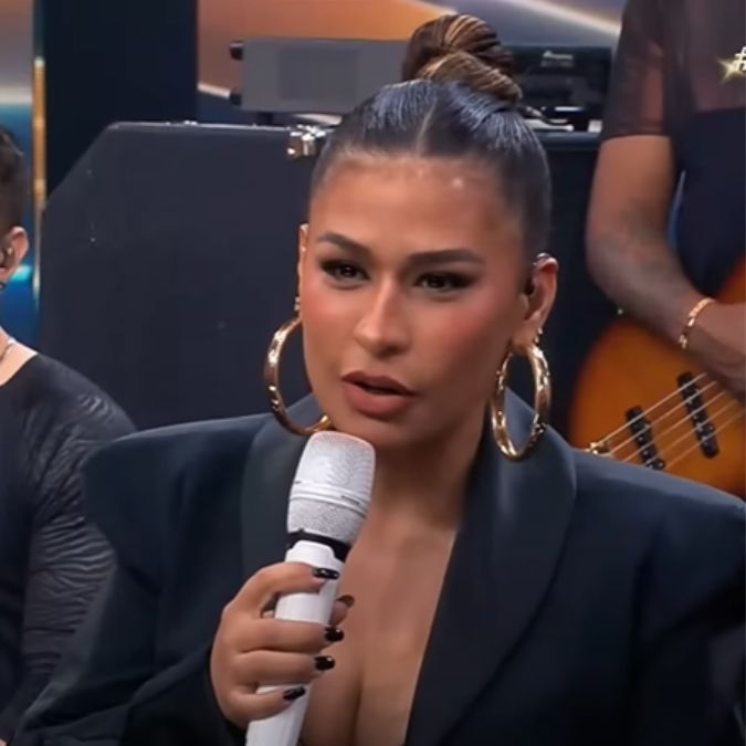 Simone Mendes revela que foi flagrada  pelo irmão em momento íntimo: - <i>Que lugar bonito para fazer amor, hein?!</i>