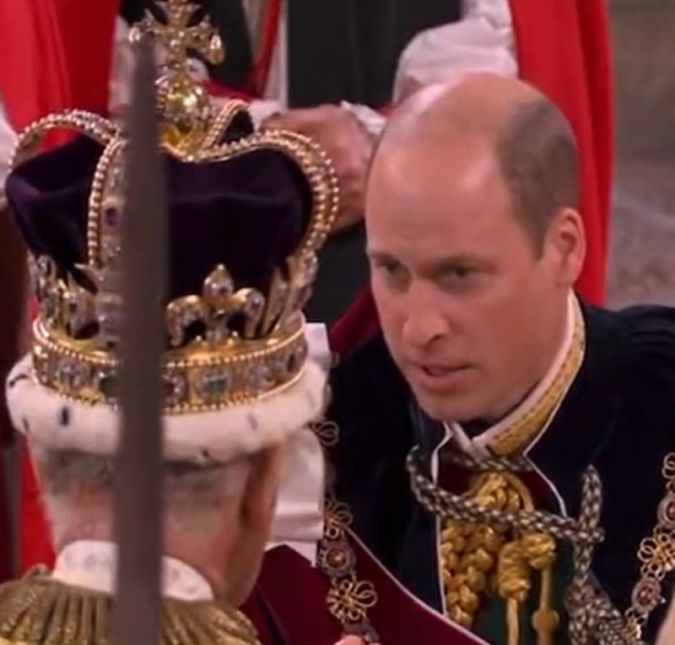 Na última etapa da coroação, o Príncipe William prestou uma homenagem ao seu pai. Vale pontuar que ele é o primeiro na linha de sucessão ao trono. Na última etapa da coroação, o Príncipe William prestou uma homenagem ao seu pai. Vale pontuar que ele é o primeiro na linha de sucessão ao trono.