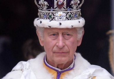 Conta da Família Real divulga retratos oficiais de Rei Charles III e Rainha Camilla, confira