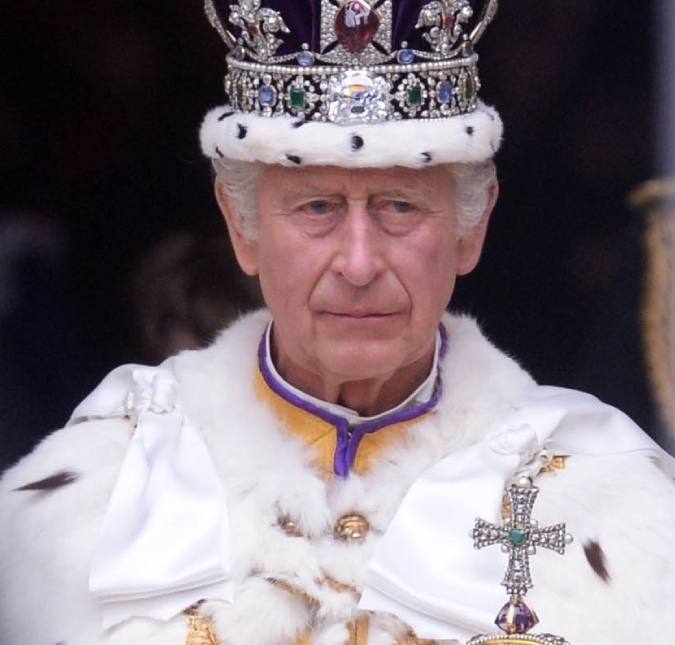 Conta da Família Real divulga retratos oficiais de Rei Charles III e Rainha Camilla, confira