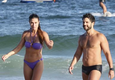 Após separação, Duda Nagle curte praia acompanhado