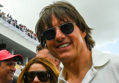Shakira é vista com Tom Cruise em corrida de <i>Formula 1</i> e fãs começam a <i>shippar</i>