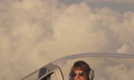 Tom Cruise recebe prêmio do <i>MTV Movie & TV Awards 2023</i> enquanto pilota jatinho! Confira tudo o que rolou no evento
