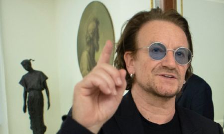 Confira os famosos que usam óculos com lentes coloridas e se inspire!