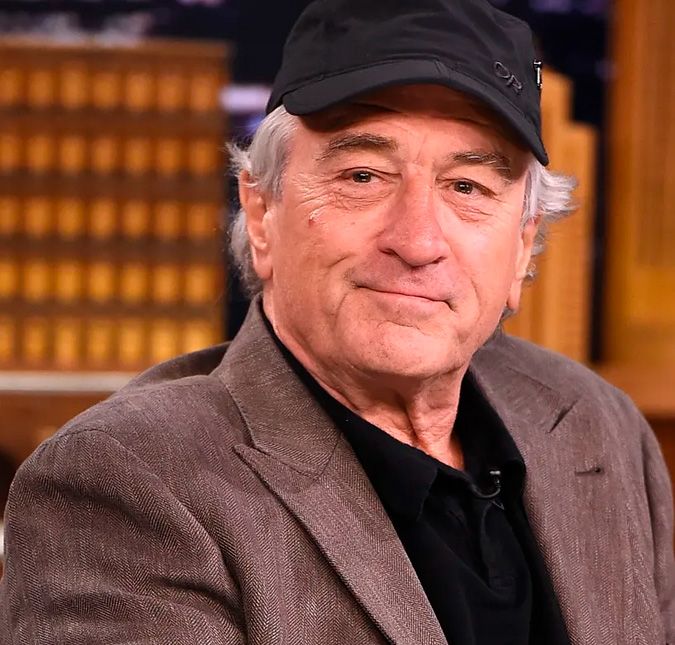 Coração de pai sempre cabe mais um! De acordo com o Entertainment Tonight Canada, Robert De Niro anunciou o nascimento do sétimo filho. Durante uma entrevista para promover o novo filme de comédia About My Father, a jornalista disse: Eu sei que você tem seis filhos. E o ator respondeu: Sete, na verdade. Acabei de ter um bebê. Por enquanto, a identidade da mãe da criança não foi revelada. Coração de pai sempre cabe mais um! De acordo com o Entertainment Tonight Canada, Robert De Niro anunciou o nascimento do sétimo filho. Durante uma entrevista para promover o novo filme de comédia About My Father, a jornalista disse: Eu sei que você tem seis filhos. E o ator respondeu: Sete, na verdade. Acabei de ter um bebê. Por enquanto, a identidade da mãe da criança não foi revelada.