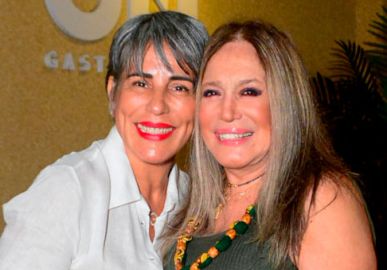 Gloria Pires e Susana Vieira se juntam ao elenco de <i>Terra e Paixão</i> para assistir à exibição do primeiro capítulo
