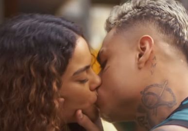Namorados na vida real, Bella Campos e MC Cabelinho dão beijão em <i>Vai na Fé</i>