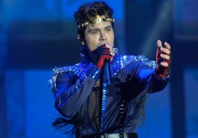 Com capa, couro ou regata, Luan Santana dá sempre o que falar com seu estilo! Confira os <i>looks</i> diferentões do cantor