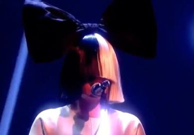Sia se casa no mesmo local luxuoso de Kourtney Kardashian e Travis Barker