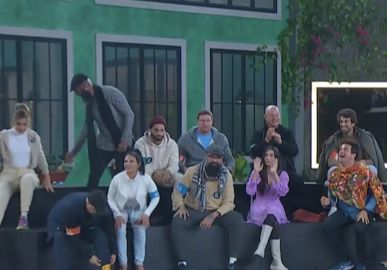 Em <I>A Grande Conquista</i>, 20 participantes são eliminados e seis vencem a primeira prova da Vila