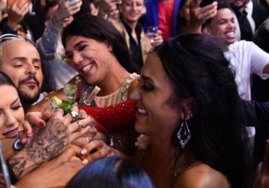 Irmã de Deolane morde noiva para pegar buquê de casamento