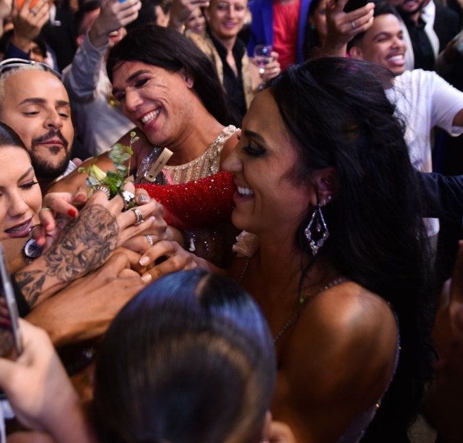 Irmã de Deolane morde noiva para pegar buquê de casamento