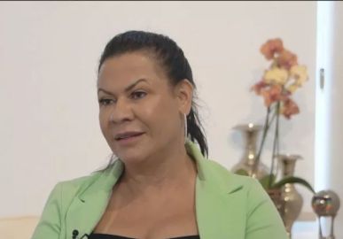 Mãe de Marília Mendonça se emociona com apresentação de neto durante Dia das Mães; assista!