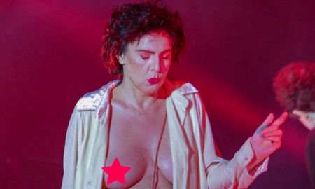 Adriana Calcanhotto se apresenta com seios à mostra e faz homenagem para Gal Costa e Rita Lee