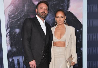 Especialista revela o que Ben Affleck e Jennifer Lopez conversaram durante o tapete vermelho de evento da <I>Netflix</i>