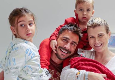 Julio Rocha mostra os filhos conhecendo a irmã caçula: <i>É o vídeo mais fofo que você vai ver hoje</i>
