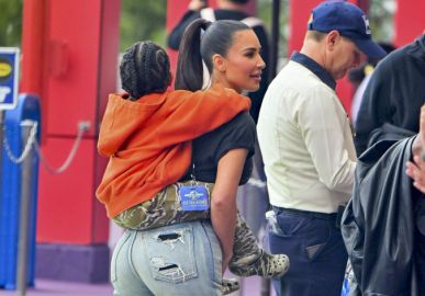Exausto, filho de Kim Kardashian pede colo e a empresária o coloca nas costas durante passeio em parque