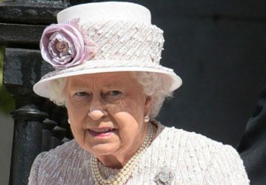Rainha Elizabeth II teve <i>operação de estilo militar</i> para esconder cadeira de rodas em último evento público
