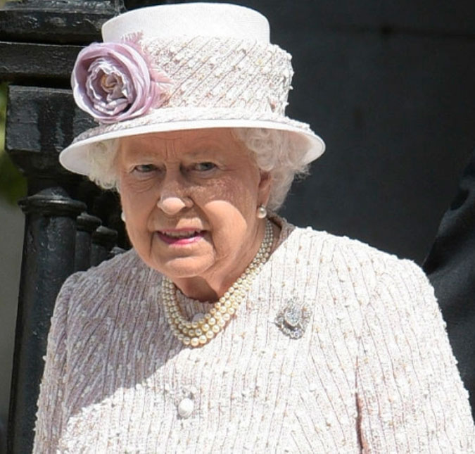 Rainha Elizabeth II teve <i>operação de estilo militar</i> para esconder cadeira de rodas em último evento público