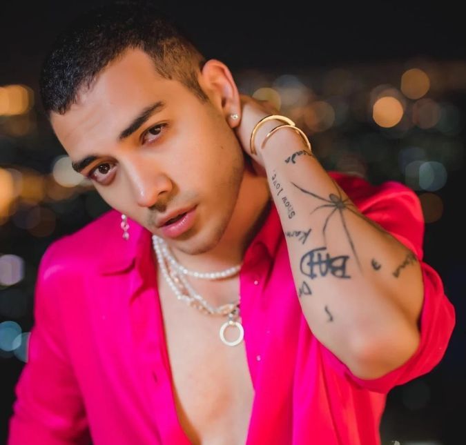 Ator de Rebelde, Saak confessa que quer focar na carreira de cantor, mas não descarta atuação: Se eu me apaixonar O ator está se preparando para participar do Somos Festival no Brasil