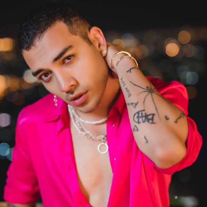 Ator de <i>Rebelde</i>, Saak confessa que quer focar na carreira de cantor, mas não descarta atuação: <i>Se eu me apaixonar</i>