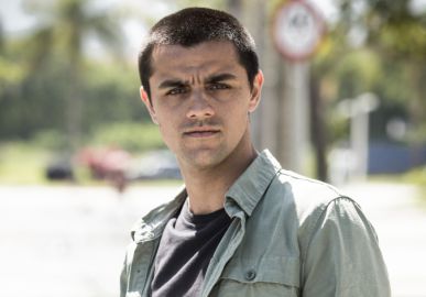 Felipe Simas retorna ao Brasil após um ano sabático e está se preparando para uma novela da <I>Rede Globo</i>