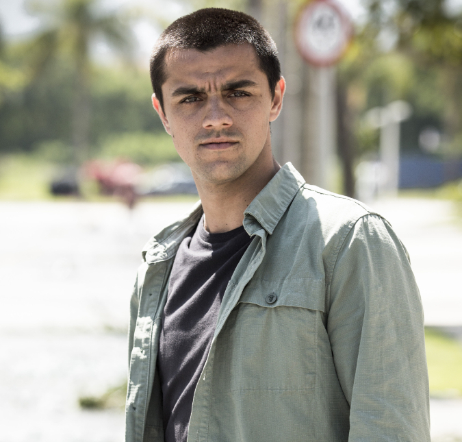 Felipe Simas retorna ao Brasil após um ano sabático e está se preparando para uma novela da <I>Rede Globo</i>