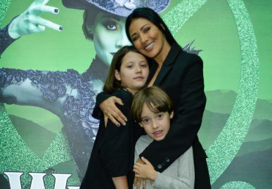 Simaria Mendes usa <I>look all black</i> para curtir musical ao lado dos filhos, veja!