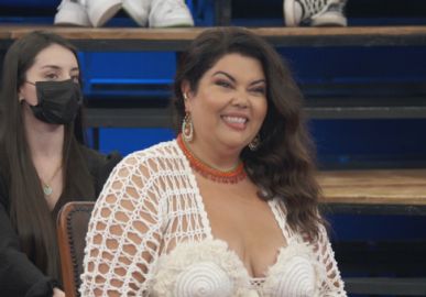 Fabiana Karla relembra como foi deixar os filhos em casa para se dedicar ao trabalho: <I>Dava aquele nó na garganta</i>